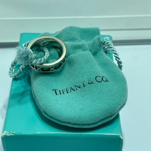 - Tiffany and Co. Atlas Ring size6 in silver 925. Comes with pouch and box. - Picture 11 of 14